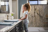 8 Hacks voor het schoonmaken van badkamers voor uw volgende vertoning